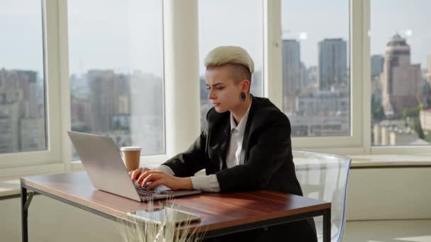 Close Portrait Beautiful Authentic Specialist Modern Office Short White Hair — Stock Video