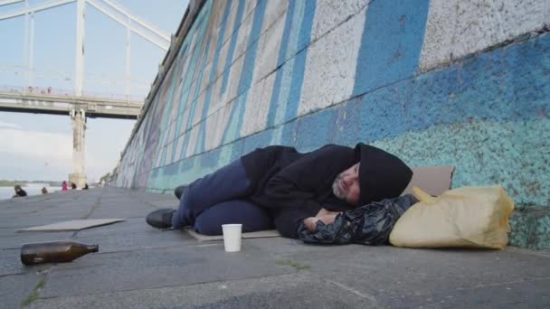 Bezdomny Biedny Młody Człowiek Siedzi Ziemi Mieście Stołem Pomocy Prosząc — Wideo stockowe