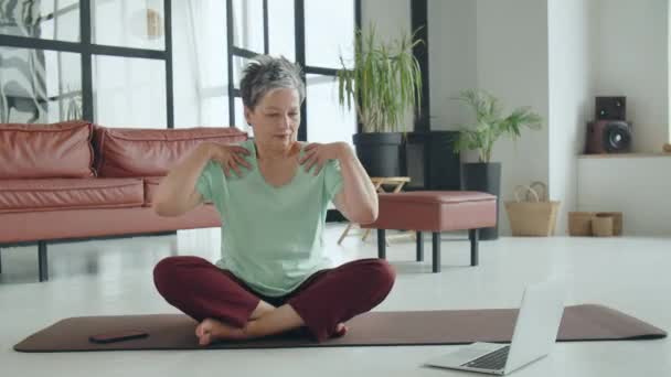 Gammal Kvinna Gör Yoga Motion Hemma Gammal Kvinna Förbereder Sig — Stockvideo