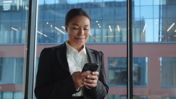 Mladá Afroameričanka Úřadu Pracuje Telefonem Ruce Vytiskne Text Zprávy Přemýšlí — Stock video