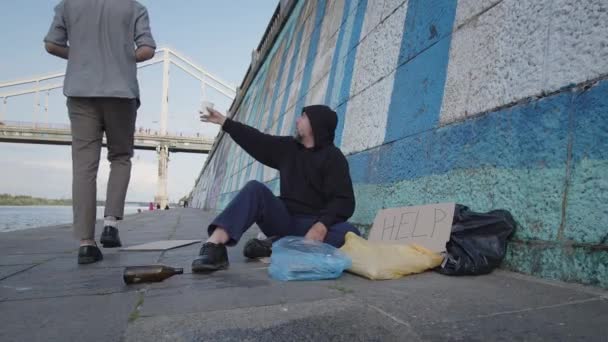 Obdachloser Armer Junger Mann Der Der Stadt Auf Dem Boden — Stockvideo