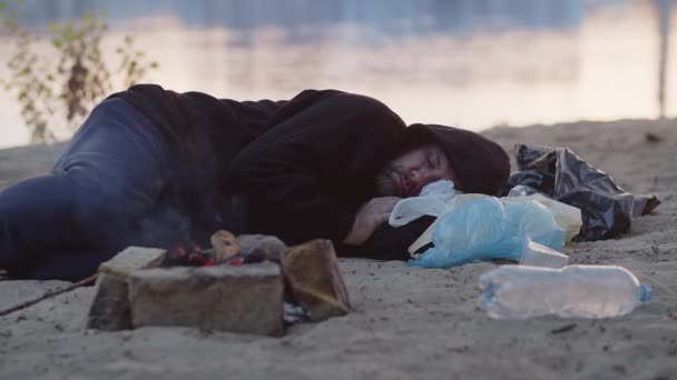 Bezdomny Biedny Młody Człowiek Siedzi Ziemi Mieście Stołem Pomocy Prosząc — Wideo stockowe