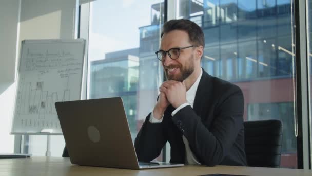 Dojrzałe Skoncentrowany Przedsiębiorca Człowiek Biznesu Noszący Okulary Pracy Patrząc Ekranie — Wideo stockowe