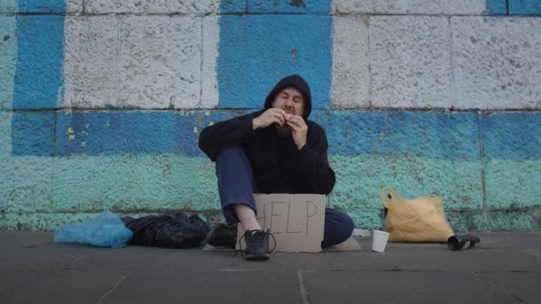 Dakloze Arme Jongeman Zit Grond Stad Met Een Help Tafel — Stockvideo