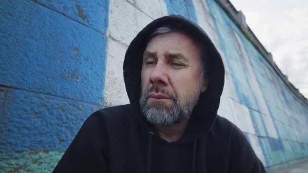 Arme Obdachlose Erheben Sich Kopfüber Gott Beten Und Bitten Hilfe — Stockvideo
