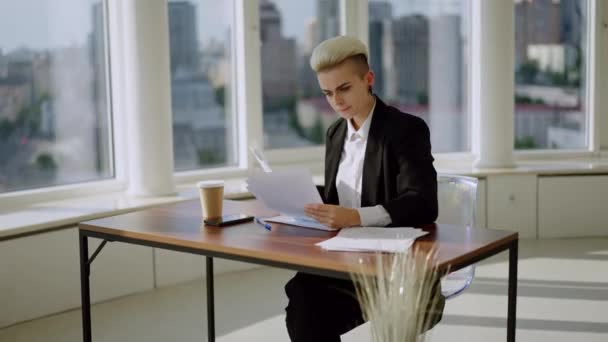 Hermosa Mujer Oficina Moderna Con Pelo Blanco Corto Trabajando Con — Vídeo de stock