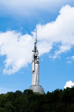 Kyiv, Ukrayna - Ağustos 2023: Anavatan veya Ana Ukrayna Anıtı. Yeni üç dişli mızrak, Ukrayna ulusal sembolü, Sovyetler Birliği arması yerine monte edilen arma. Yüksek