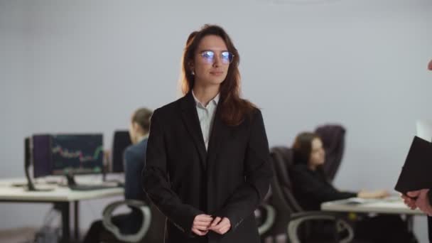 Una Donna Affari Con Gli Occhiali Abito Lavoro Sta Ufficio — Video Stock