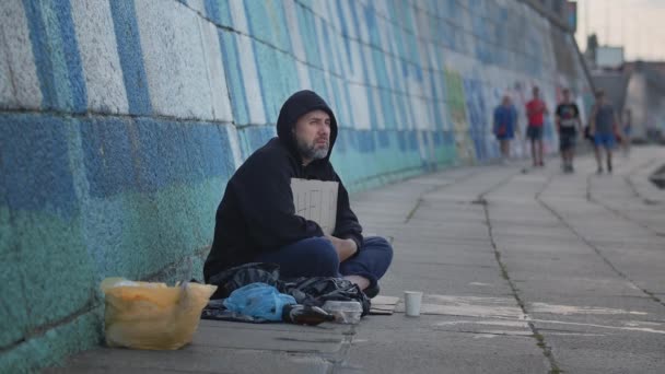 노숙자 가난한 남자가 살아남을 요청하는 테이블과 도시에서 오래된 건강에 해로운 — 비디오