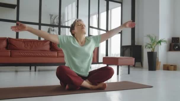 Donna Anziana Esercizio Yoga Casa Donne Mature Hanno Meditazione Filmati — Video Stock