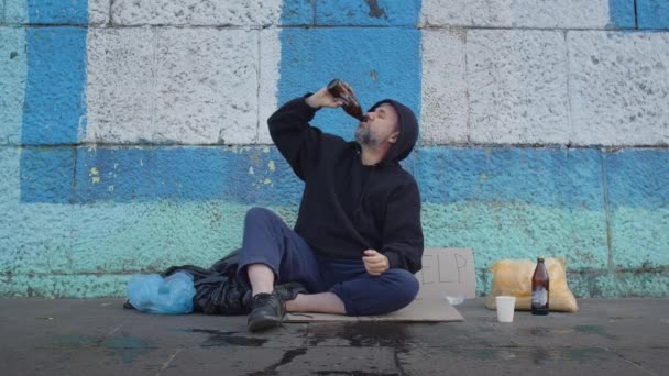 Άστεγος Φτωχός Νεαρός Άνδρας Κάθεται Στο Έδαφος Στην Πόλη Ένα — Αρχείο Βίντεο