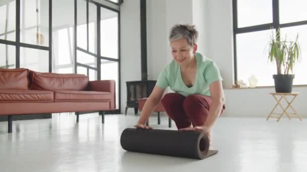 Стара Жінка Робить Вправи Йогу Вдома Зріла Жінка Має Медитацію — стокове відео