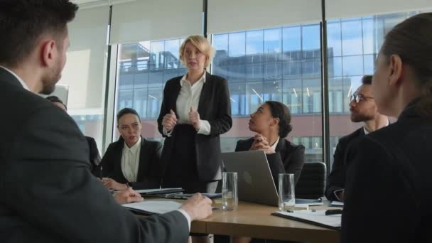 Žena Ceo Mluví Zaměstnanci Nové Projekty Motivovat Práci Skupinová Schůzka — Stock video