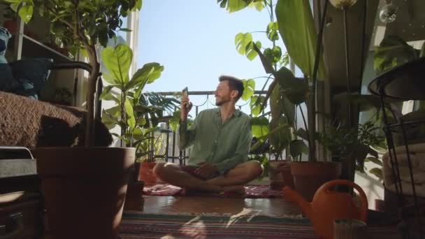 Junger Hipster Fotografiert Blumen Ein Mann Postete Den Sozialen Medien — Stockvideo