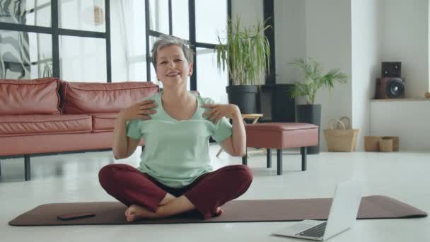 Stará Žena Doma Cvičí Jógu Starší Žena Zahřívá Před Meditací — Stock video
