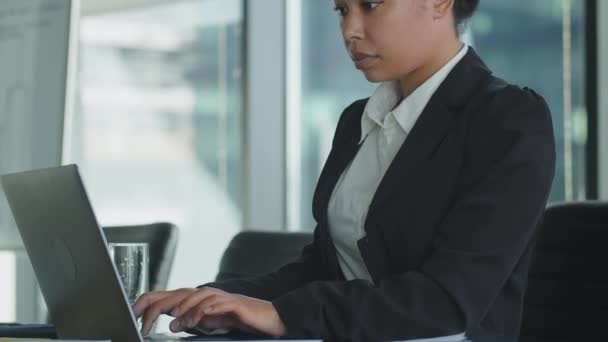 Affärskvinna Svart Kostym Typ Tangentbordet Laptop Afro Amerikanska Kvinna Arbetar — Stockvideo