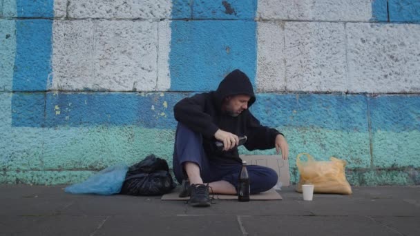 Hajléktalan Szegény Fiatalember Földön Városban Egy Segítő Asztal Miközben Pénzt — Stock videók