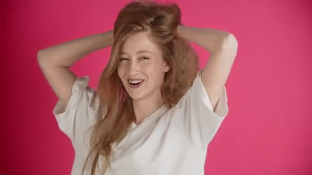 Coquetear Feliz Cara Mujer Emocionada Sonriendo Belleza Joven Dama Femenina — Vídeos de Stock