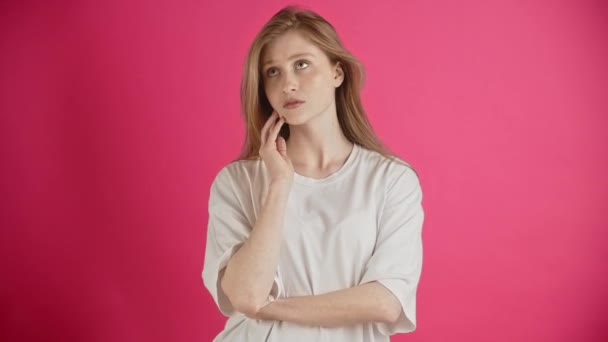 Jeune Femme Américaine Réfléchissant Souriant Debout Sur Fond Rouge Concept — Video
