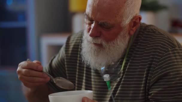 Oude Man Blijft Stoel Bereidt Het Eten Oude Zieke Man — Stockvideo