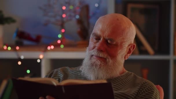 マスクを吸う老人は椅子に座り 本を読む 病気の男は一人で家にいる さまざまな肺疾患の医学的治療のテーマ 高品質の4K映像 — ストック動画