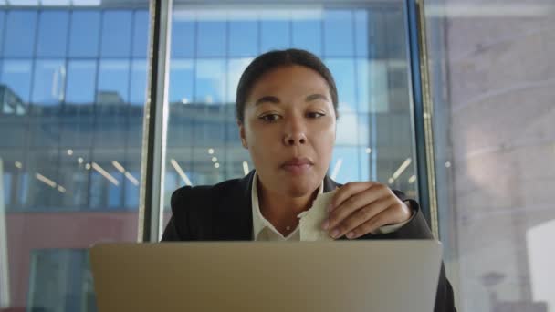 Genç Afro Amerikalı Bir Kadın Bilgisayarına Bir Eliyle Bir Şey — Stok video