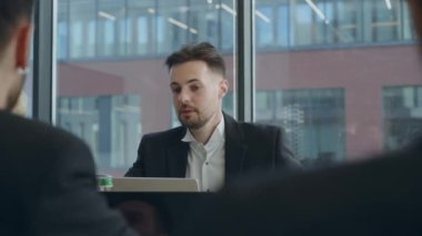 İş adamlarının grup toplantısı. Kızgın huysuz adam diğer çalışanlarla tartışıyor. Büyük ofiste beyin fırtınası için şirket toplantısı. Ceo yeni projeler için çalışanları dinliyor. Etkin