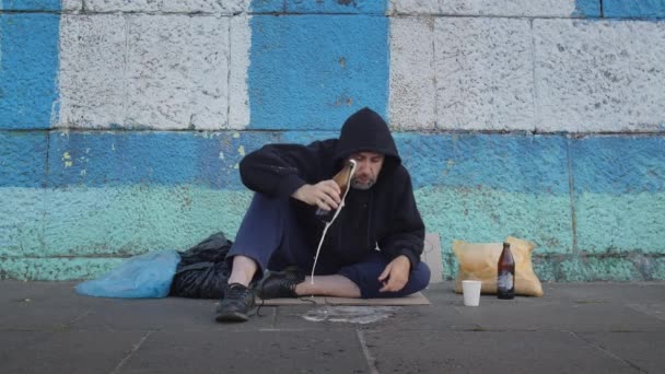 노숙자 가난한 남자는 Survive Depression 더러운 거리에 요청하는 테이블과 도시에서 — 비디오