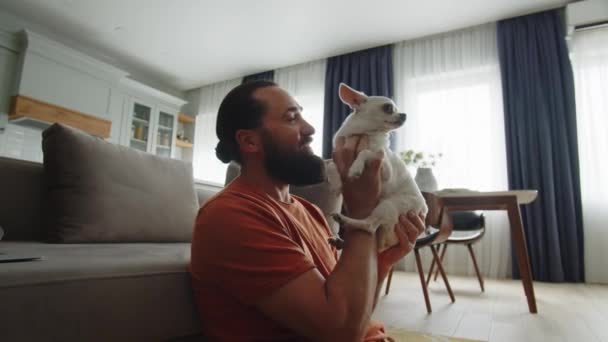 Hombre Adulto Caucásico Está Acariciando Mascota Casa Hombre Cuida Pequeño — Vídeos de Stock