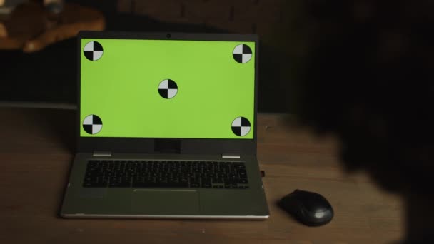 Modern Laptop Üres Zöld Képernyővel Statikus Felvétel Otthoni Belső Vagy — Stock videók