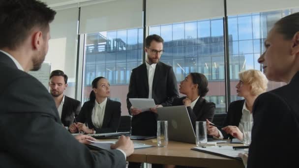 Yönetim Kurulu Toplanıyor Ofiste Adamlarıyla Toplantı Ciddi Bir Konuşma Büyük — Stok video