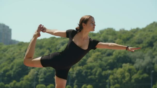 Entspannte Reife Blonde Frau Meditiert Und Atmet Langsam Während Yoga — Stockvideo