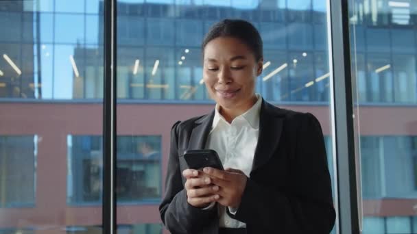 Młoda Afroamerykanka Pracująca Telefonem Rękach Drukuje Tekst Orędzia Myśli Czymś — Wideo stockowe