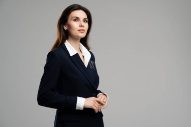 Zeki ve başarılı uluslararası şirketin CEO 'su genç iş kadınının portresi. İlham verici kız girişimci bakışları. Yüksek kalite fotoğraf
