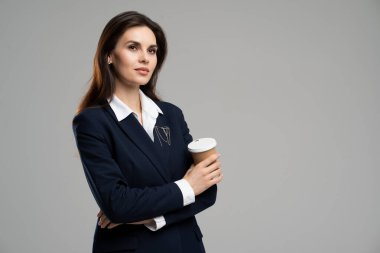 Kendine güvenen genç başarılı iş adamı patron satış müdürü portresi fotokopi odası reklamı arıyor. Kadının elinde geri dönüşümlü kağıt bardak var. Yüksek kalite fotoğraf