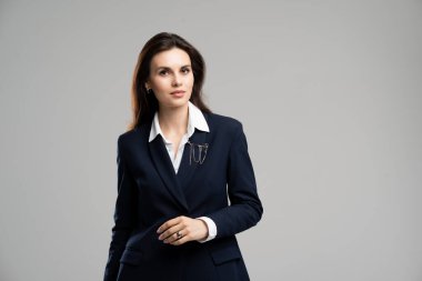 Çekici, genç model, esmer, hırslı bir kadının fotoğrafı. İş yeri sahibi, stüdyo resmi. Kopyalama alanı ile ilgileniyor. İyi kız patron işveren. Yüksek kalite fotoğraf