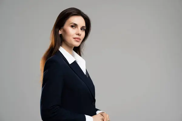 Fotokopi uzayının yakınındaki genç iş kadını insan kaynakları yöneticisi Facebook şirketinin fotoğrafı. İdari meslekten bir kadın mülakata davet ediyor. Yüksek kalite fotoğraf