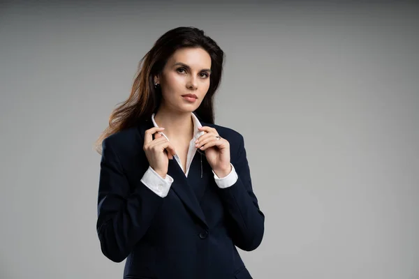 若い成功した真面目な女性雇用主は 最終的に無職の企業ビジネスセールスリードマネージャークラシックユニフォームではありません 少女は首輪のシャツに触った 高品質の写真 — ストック写真