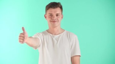 Sevinç, mutluluk, onay ve hayranlık duyguları içinde genç bir adam. Hoş bir Avrupalı adamın portresi. Keyfi yerindeyse olaylar, proje ya da anlaşma hakkında olumlu bir değerlendirme yapar. Yüksek kalite 4k