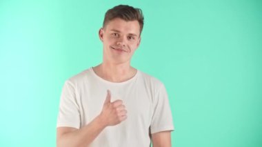 Genç adam sevinç, memnuniyet, güven, onay ve hayranlık duygularını ifade eder. Hoş bir Avrupalı adamın portresi. Keyfi yerindeyse olaylar, projeler ya da...
