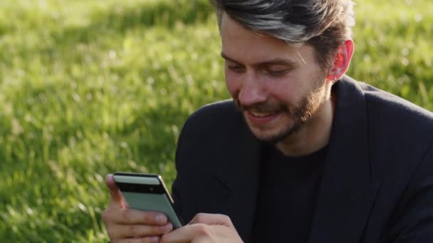 Video Von Geschäftsmann Optimistisch Halten Seine Smartphone Chat Messenger App — Stockvideo