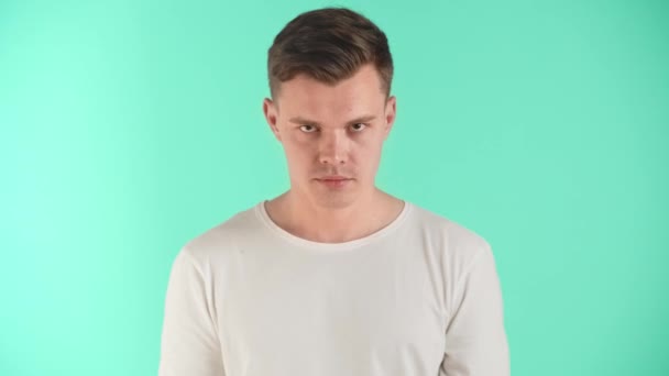Молодий Чоловік Поганому Настрої Сердитий Показує Негативні Емоції Недружність Ворожість — стокове відео