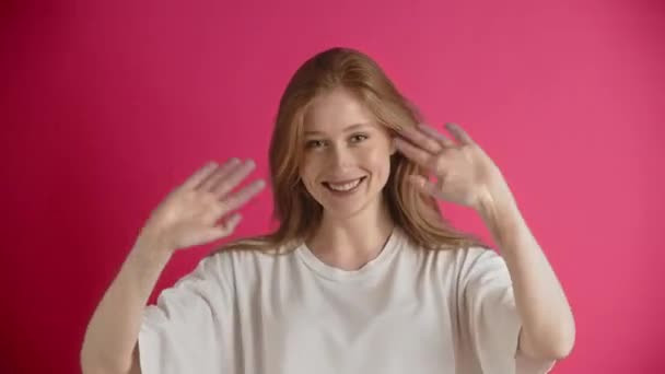 Une Jeune Rousse Européenne Américaine Shirt Blanc Pose Studio Sur — Video