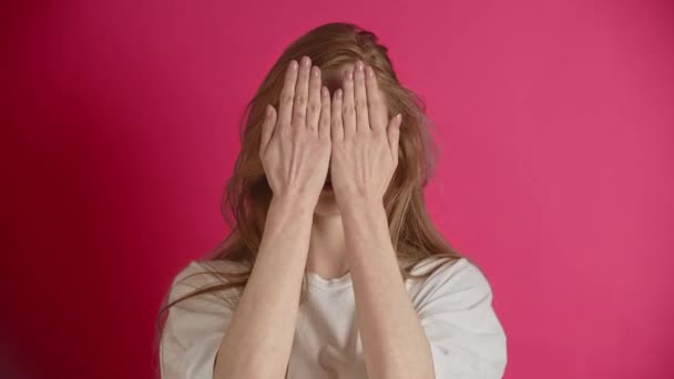 Młoda Europejka Lub Amerykańska Ruda Białej Koszulce Pozuje Studio Różowym — Wideo stockowe