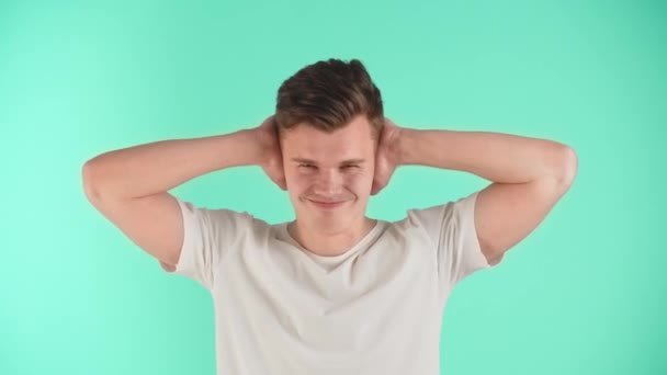 Молодой Человек Выражает Эмоции Иронии Закрывает Уши Морщит Лицо Парень — стоковое видео