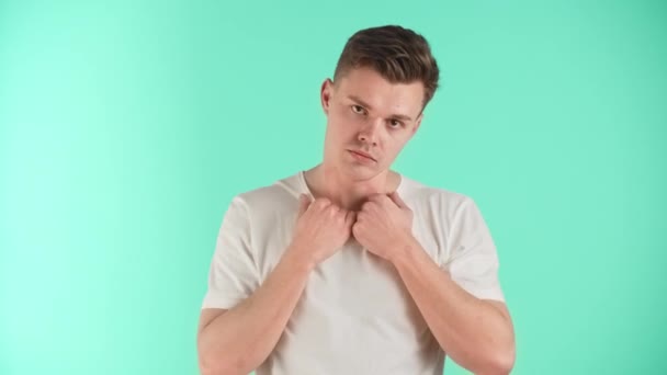 Jeune Homme Regard Défiant Séduisant Sexy Démontre Son Apparence Des — Video