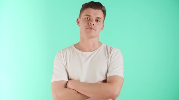 Facet Aroganckie Spojrzenie Wyzwaniem Młody Człowiek Wykazuje Pewność Siebie Poczucie — Wideo stockowe