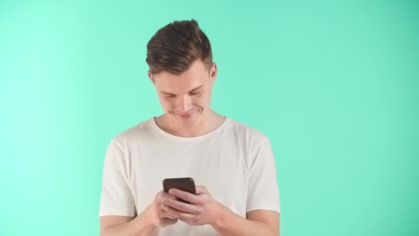 Junger Mann Hält Smartphone Der Hand Nutzt Handy Apps Und — Stockvideo