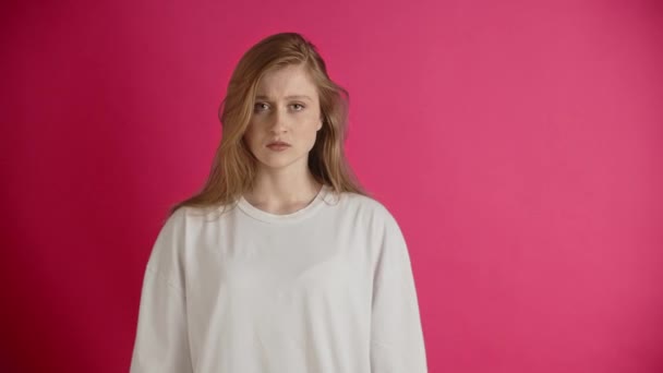 Young European American Ginger Woman White Shirt Posing Studio Pink — Stock Video