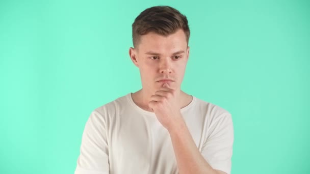 Ung Man Känslor Tvivel Främlingskap Eftertänksamhet Och Uppgivenhet Kille Ett — Stockvideo